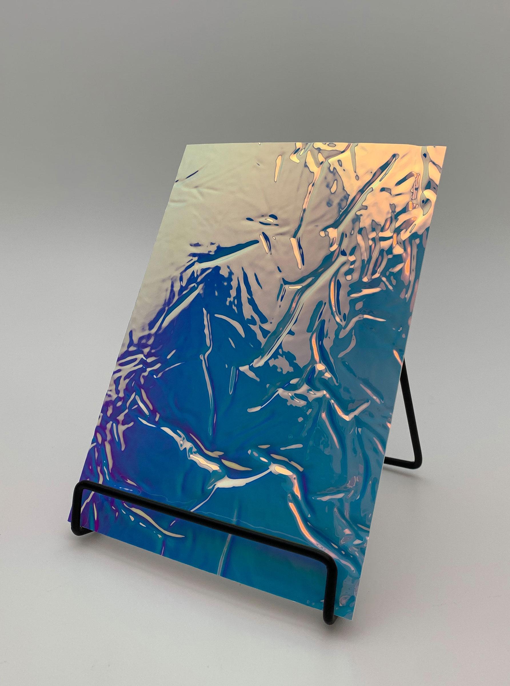 Elements Texture Blue Sunset Distortion real material sample - standing panel with a colour-shifting champagne-to-blue mirror surface