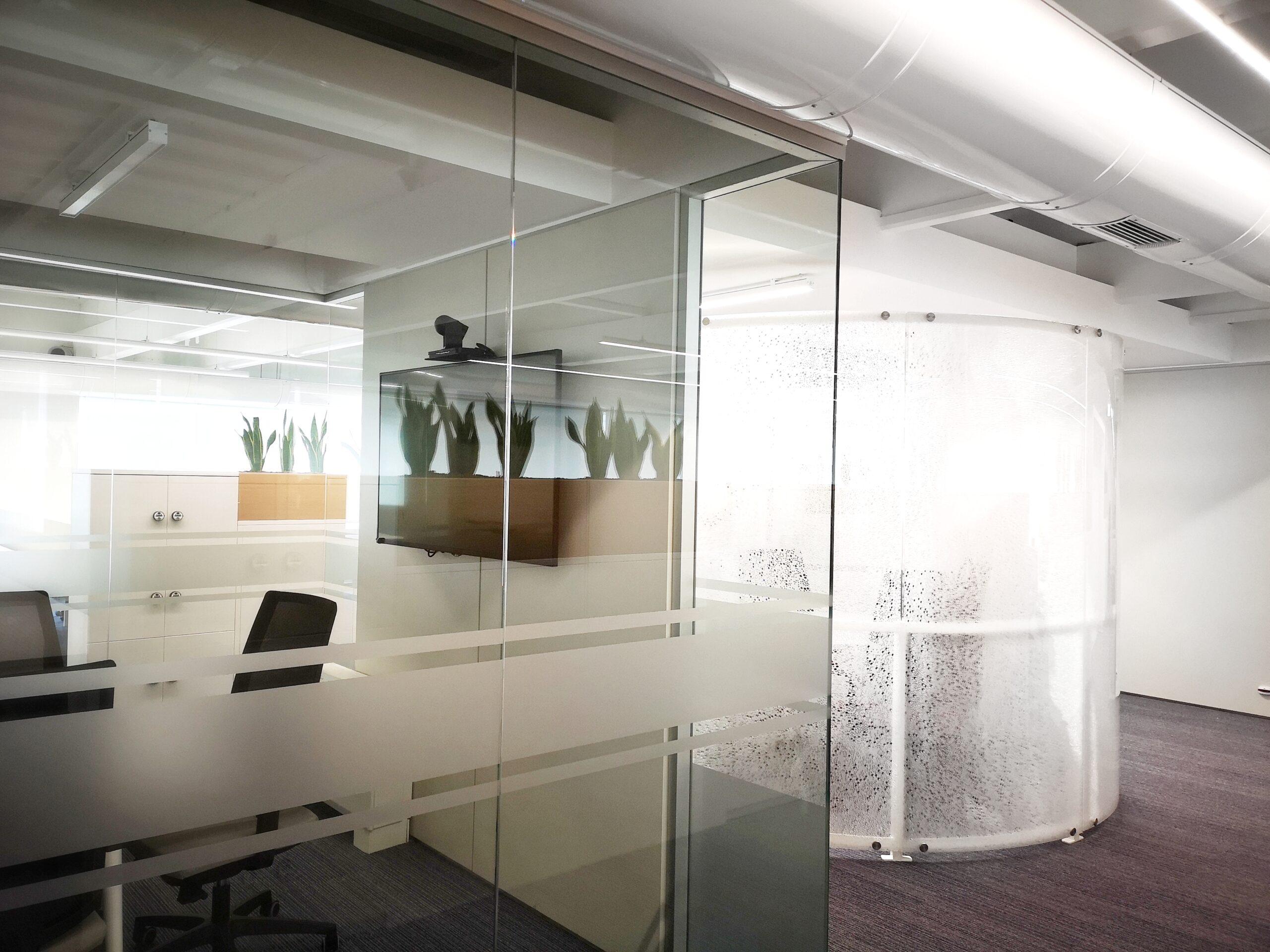 Luminous translucent honeycomb panel forming a curved enclosed meeting pod in an open office